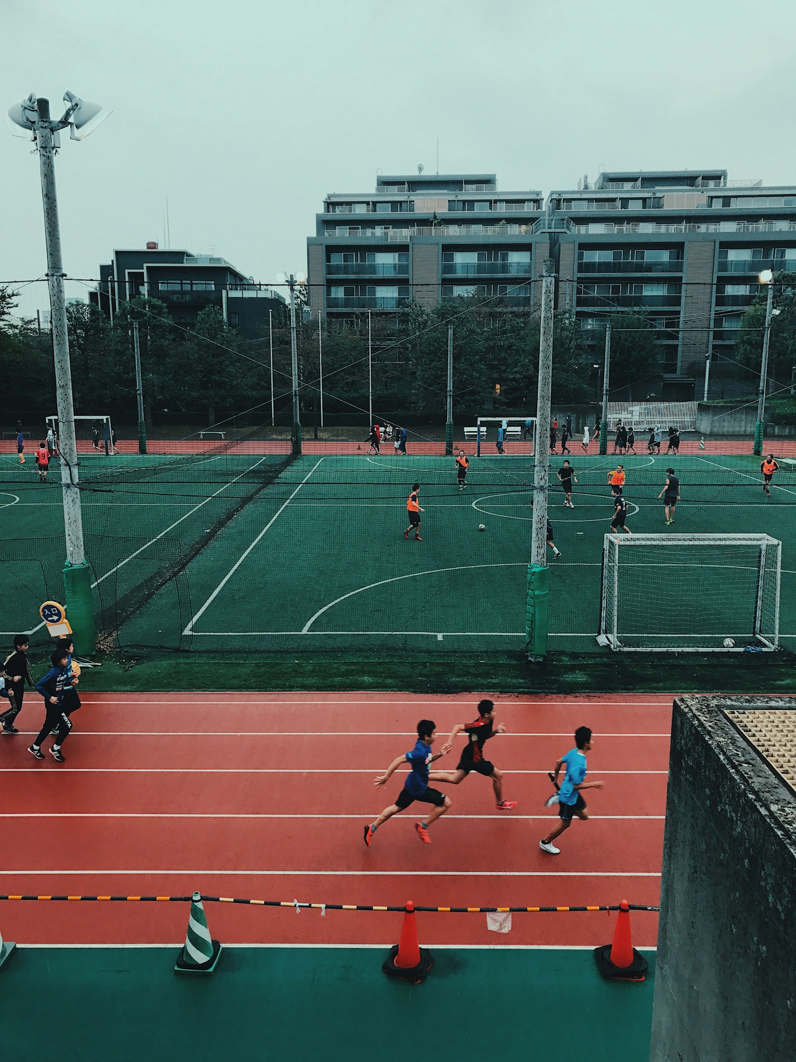 東京校園運動場上的學生跑步與球類活動
